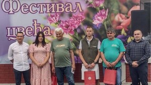 Šarenilo boja i mirisa na 8. Festivalu cveća u Kostolcu: Rasadnik „Dinić“ iz Velikog Šiljegovca osvojio prvu nagradu