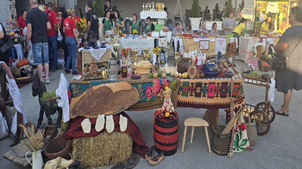 „Slavska trpeza“ u Drmnu okupila ljubitelje tradicije i domaćih specijaliteta