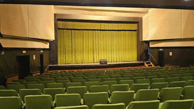 Komedija „Ljubav na seoski način“ donosi smeh i zaplete na sceni Doma kulture u Kostolcu