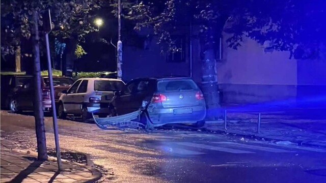 Vozač pokušao da driftuje u Kostolcu, udario u parkirana vozila