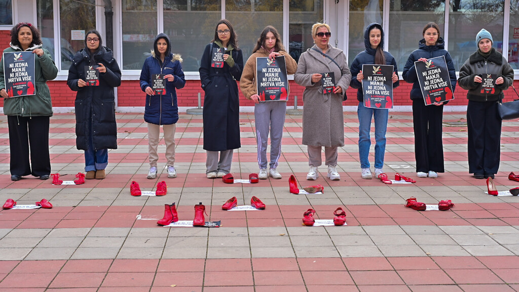 Stop femicidu: Performans „Crvene cipele“ u Kostolcu