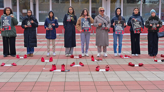 Stop femicidu: Performans „Crvene cipele“ u Kostolcu