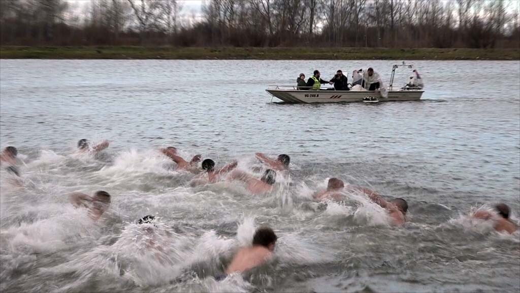 Bogojavljensko plivanje za Časni krst 19. januara na Topoljaru u Kostolcu