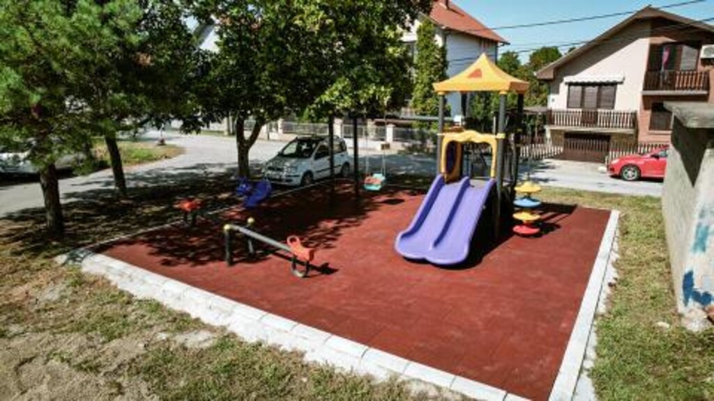 U TOKU SU RADOVI NA REKONSTRUKCIJI DEČJIH IGRALIŠTA U ULICAMA 4.JULA I NIKOLE PAŠIĆA U DIDINOM NASELJU U KOSTOLCU