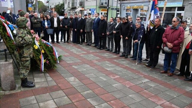 Polaganjem venaca na spomenik Srpskom vojniku obeležen Dan srpskog jedinstva, slobode i nacionalne zastave