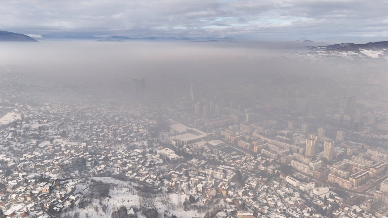Panorama Sarajeva pod oblakom smoga