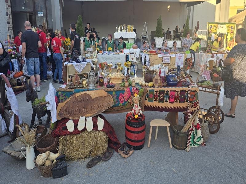 „Slavska trpeza“ u Drmnu okupila ljubitelje tradicije i domaćih specijaliteta