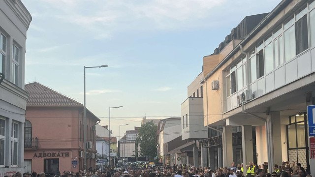 Završen skup pristalica SNS: Okupljenima poručeno - "Vidimo se u subotu"