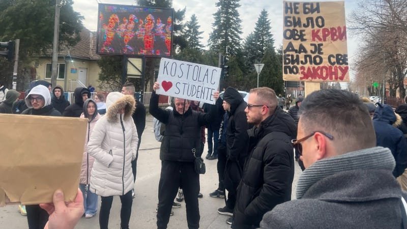 Protest i ispred prostorija SNS u Kostolcu