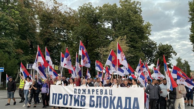 Pristalice SNS održale skup i šetnju protiv blokada (FOTO/VIDEO)