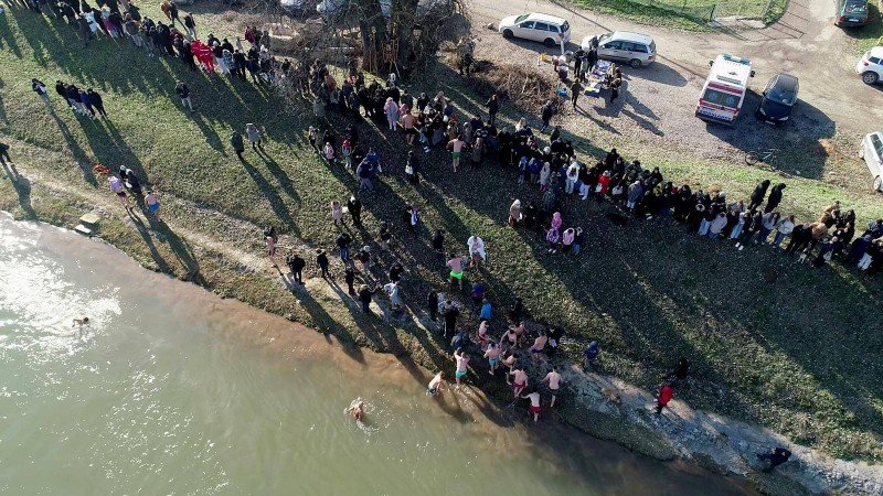 Tradicionalno plivanje za Časni krst širom okruga