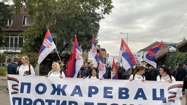 Pristalice vlasti prošetale gradom protiv blokada (FOTO/VIDEO)