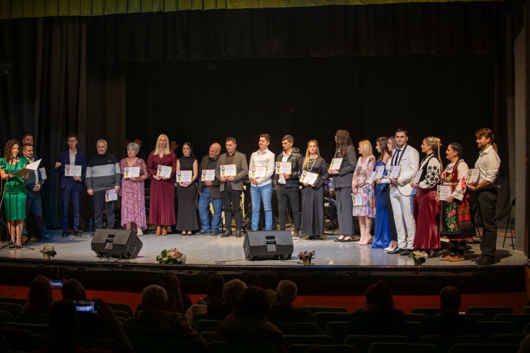 „Zlatni glas Kostolca 2025“ okupio punu salu i oduševio publiku