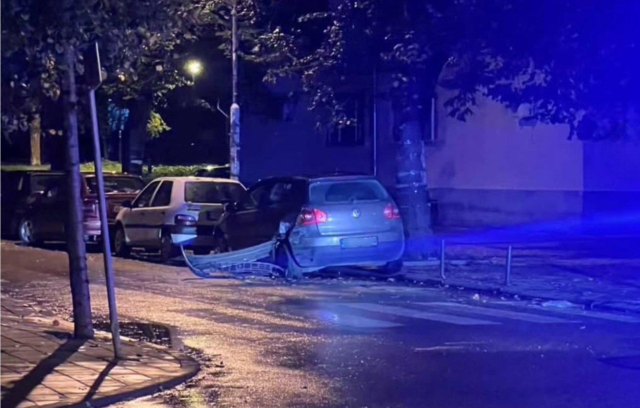 Vozač pokušao da driftuje u Kostolcu, udario u parkirana vozila