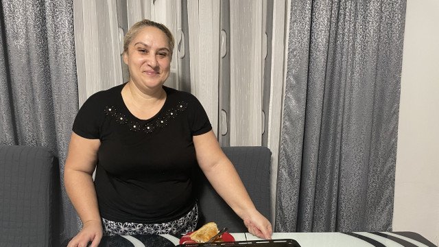 Kako se priprema tradicionalna romska pita - marikli? (VIDEO)