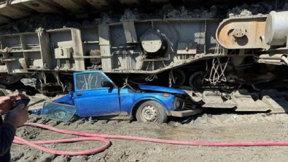 INCIDENT NA POVRŠINSKOM KOPU DRMNO: Bager pregazio službeno vozilo EPS-a (FOTO)