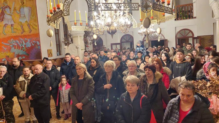 Badnje veče u Kostolcu: Paljenje badnjaka i vatromet