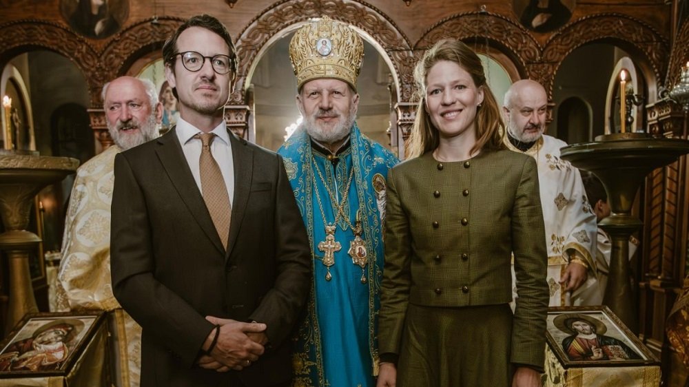 SVETI JUBILEJ U KOSTOLCU: Princ Filip i porodica prisustvovali liturgiji u staroj svetinji (FOTO)