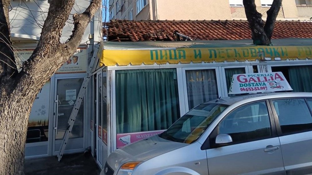 POŽAR U RESTORANU GALIJA U KOSTOLCU: Izgoreo deo krova i unutrašnjost, vatrogasci sprečili širenje plamena