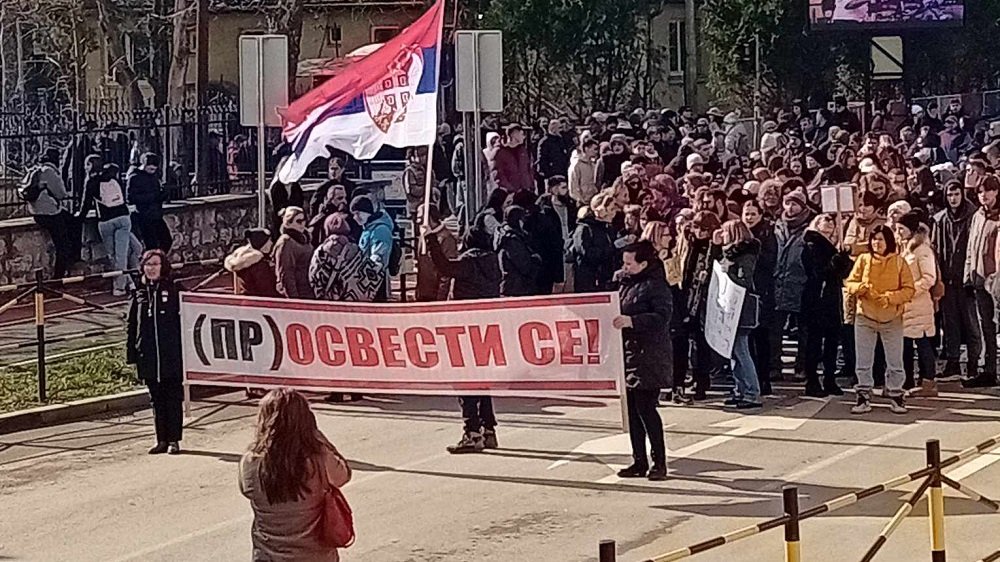 JEDINSTVO, PODRŠKA, ALI I NEGODOVANJE: Maturanti i nastavnici iz Požarevca protestno šetali do Kostolca (FOTO/VIDEO)