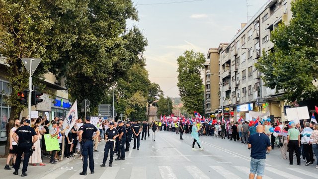 Dva paralelna skupa u Požarevcu: Građanski protest i okupljanje SNS-a (FOTO+VIDEO)