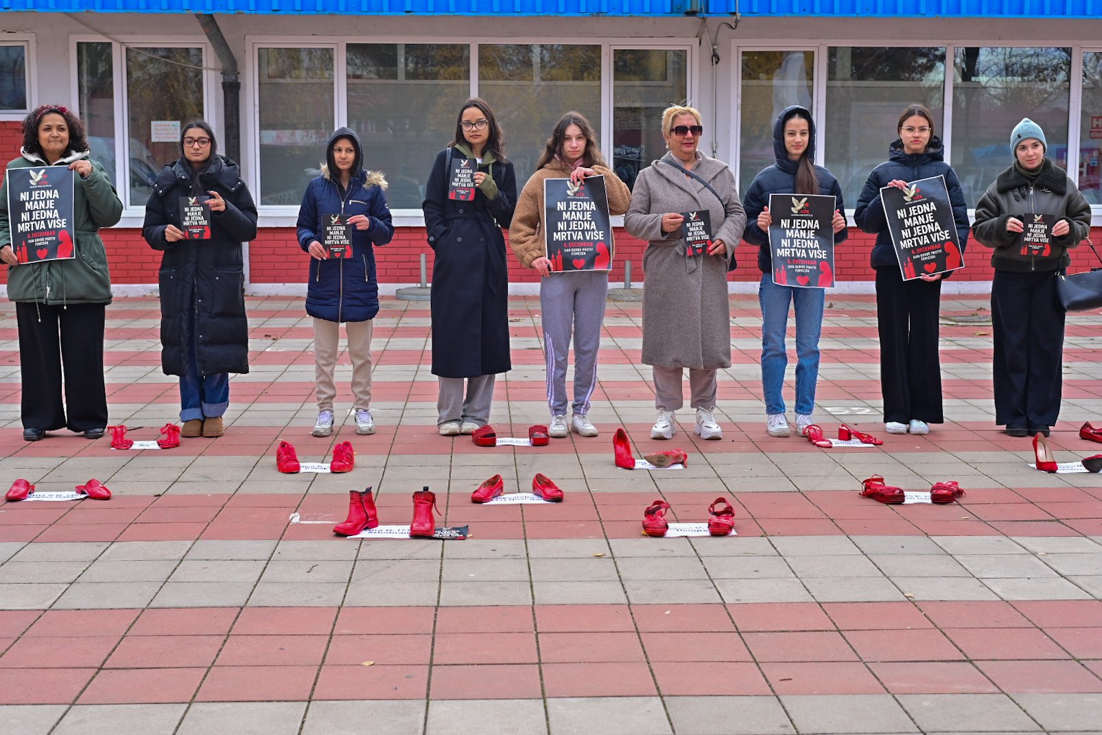 Stop femicidu: Performans „Crvene cipele“ u Kostolcu