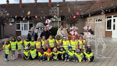 Novogodišnja čarolija u Kostolcu: Deca ukrasila centar grada