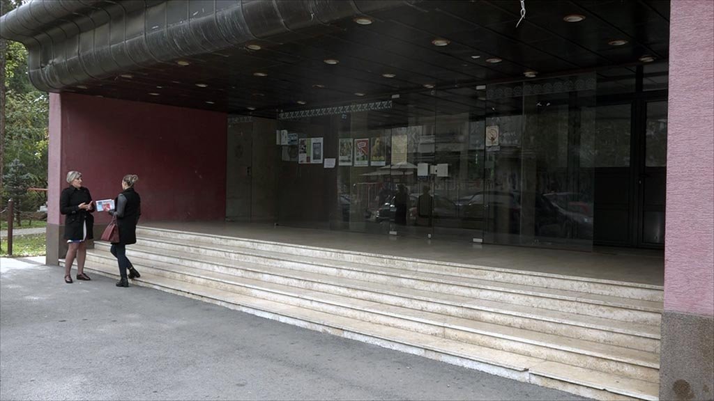 Pozorišna predstava „Večeras smo sami“ u Kostolcu